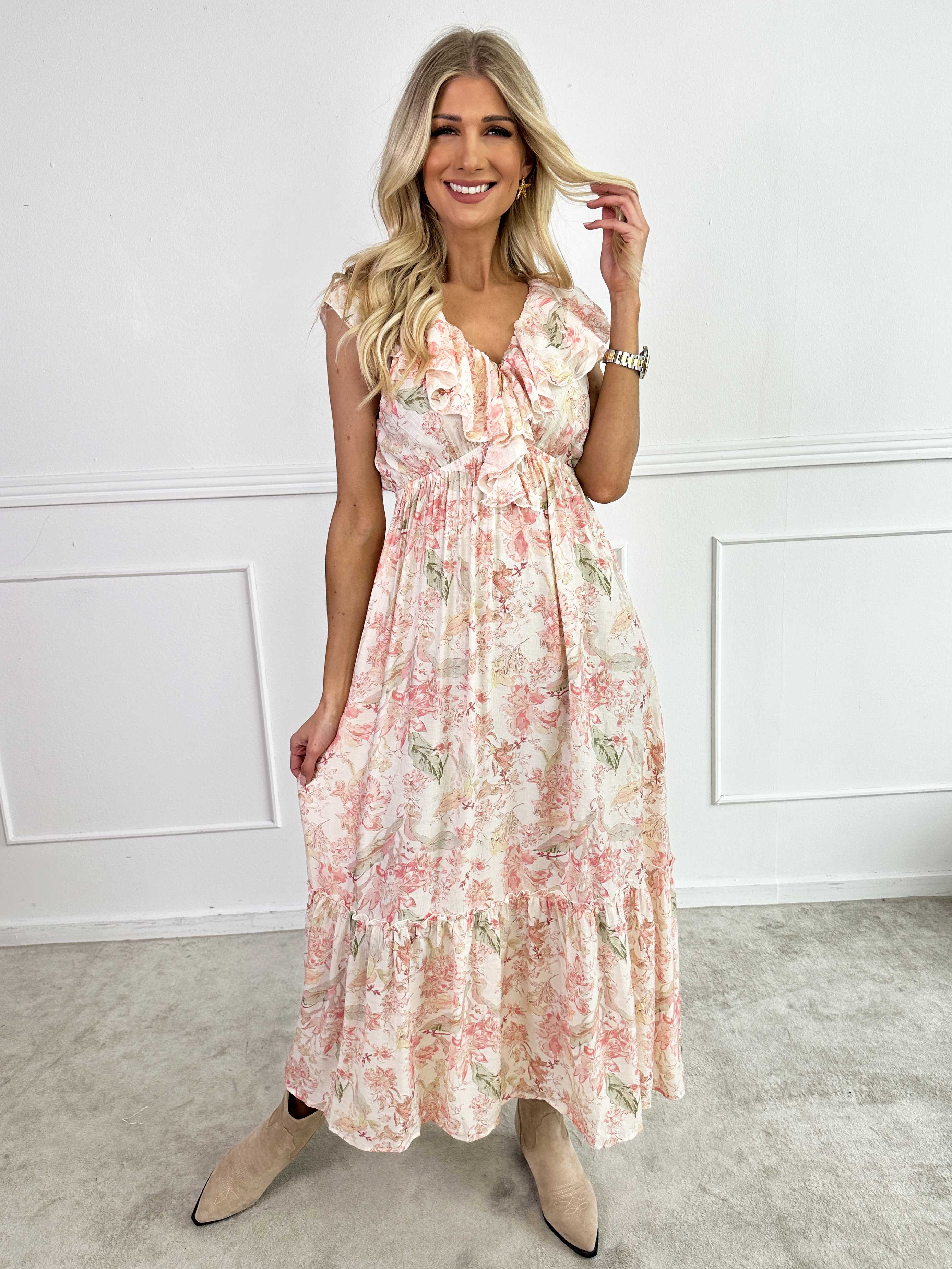 Daenerys - Sød sommerkjole i viskose med flæser og blomster